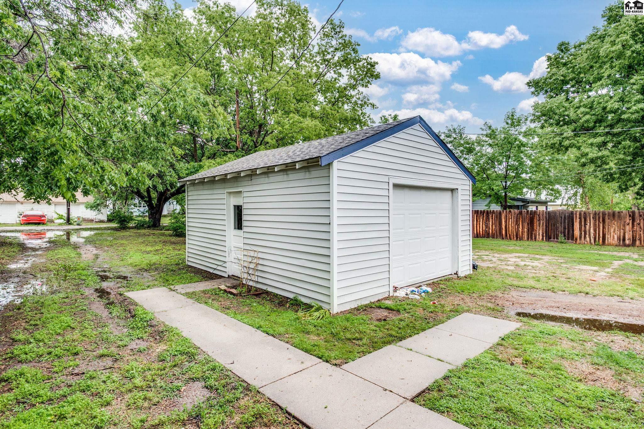 Hutchinson, Kansas 67501, United States, 3 Bedrooms Bedrooms, ,1 BathroomBathrooms,Residential,Active,178972