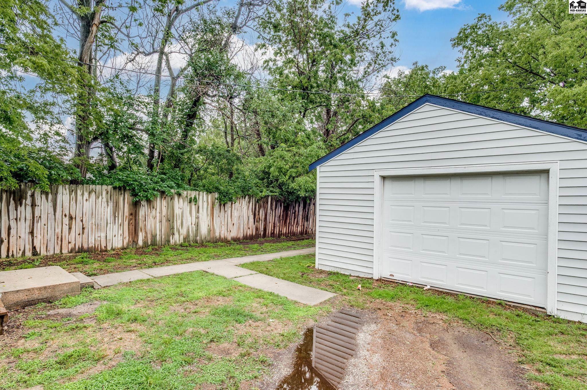 Hutchinson, Kansas 67501, United States, 3 Bedrooms Bedrooms, ,1 BathroomBathrooms,Residential,Active,178972