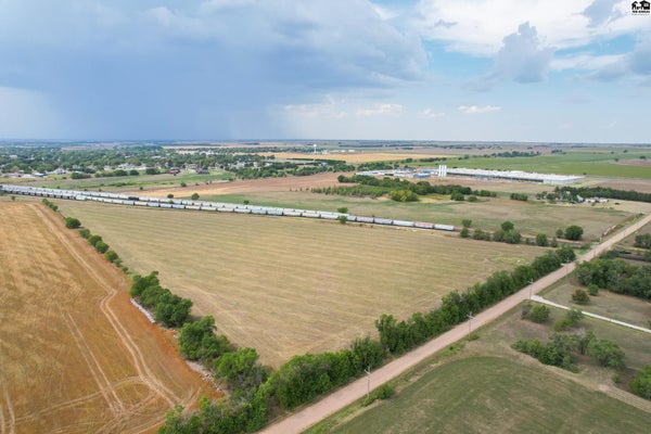 1065 NE 10 AVE, HOISINGTON, KS 67544 - Image d657ed74e23597850d2c77efbb892cc2/410259037
