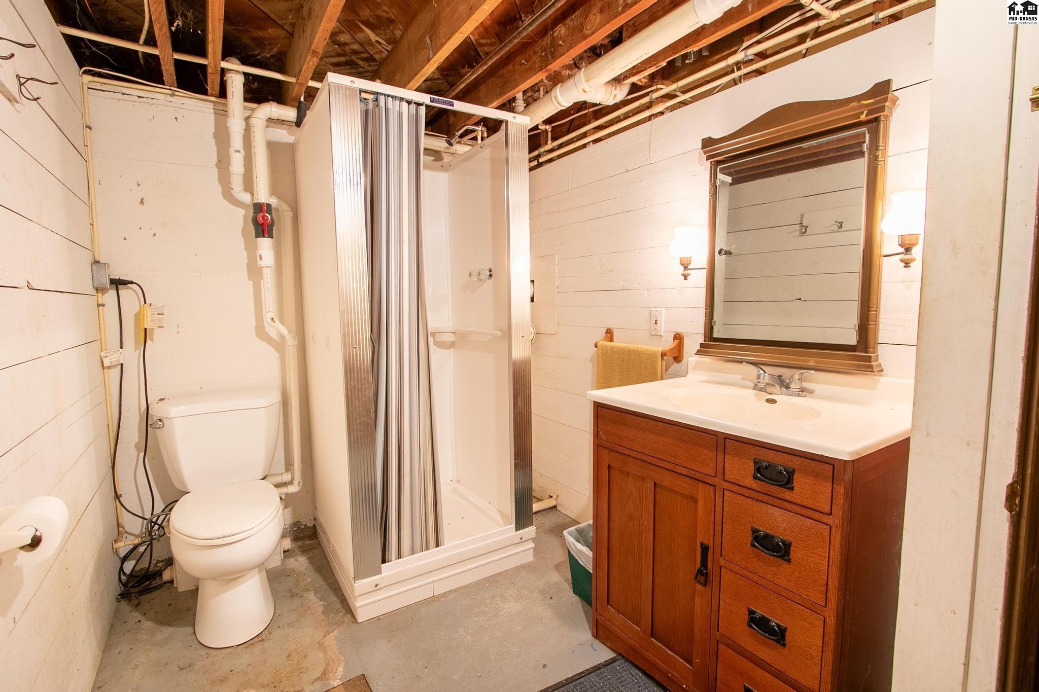 Newton, Kansas 67114, United States, 4 Bedrooms Bedrooms, ,2 BathroomsBathrooms,Residential,Active,241936