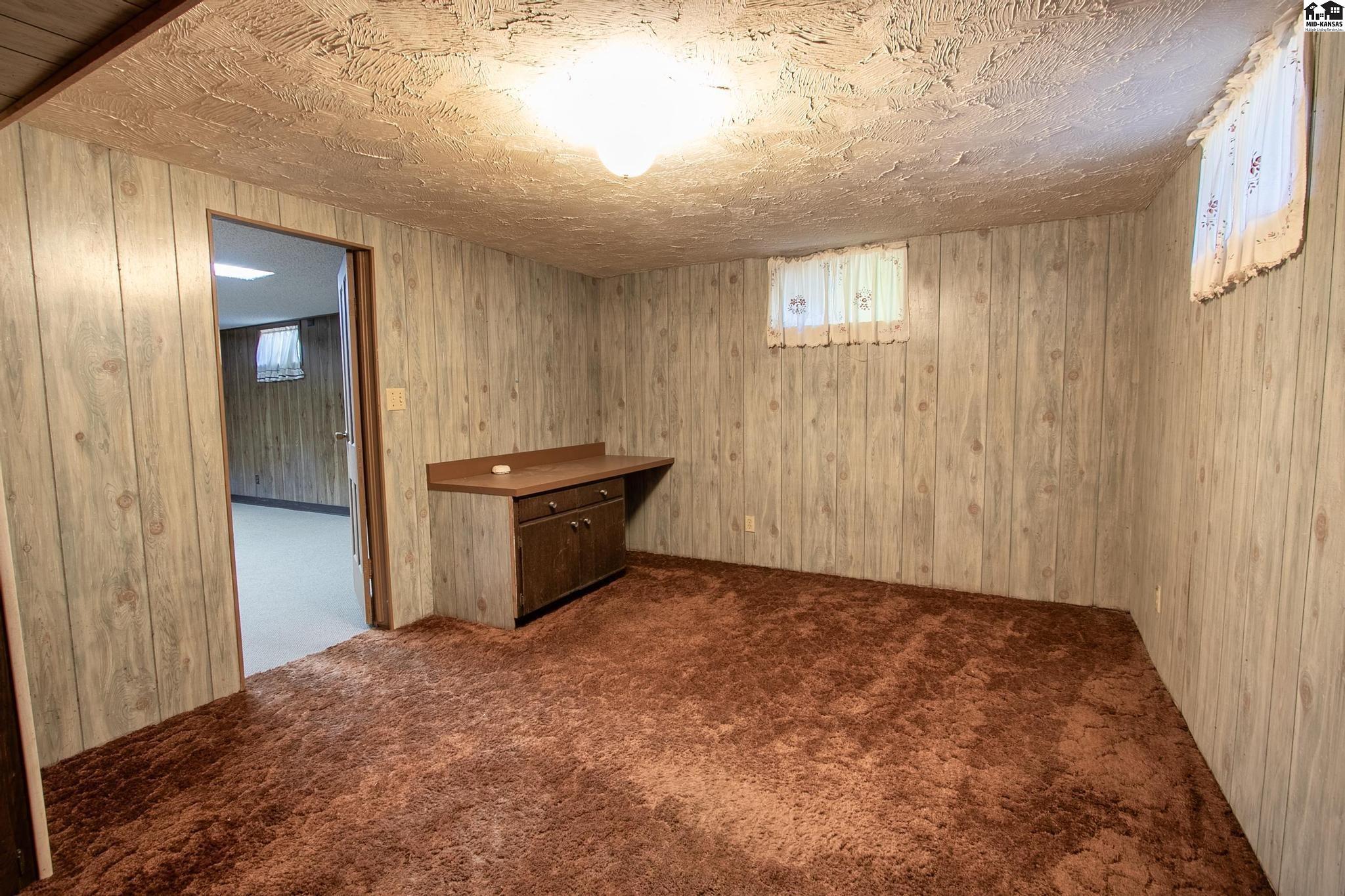 Newton, Kansas 67114, United States, 4 Bedrooms Bedrooms, ,2 BathroomsBathrooms,Residential,Active,241936