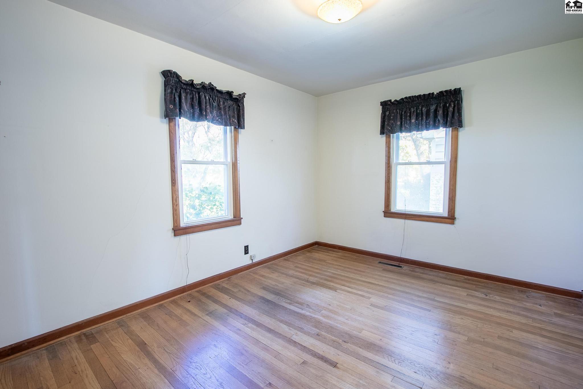 Newton, Kansas 67114, United States, 4 Bedrooms Bedrooms, ,2 BathroomsBathrooms,Residential,Active,241936