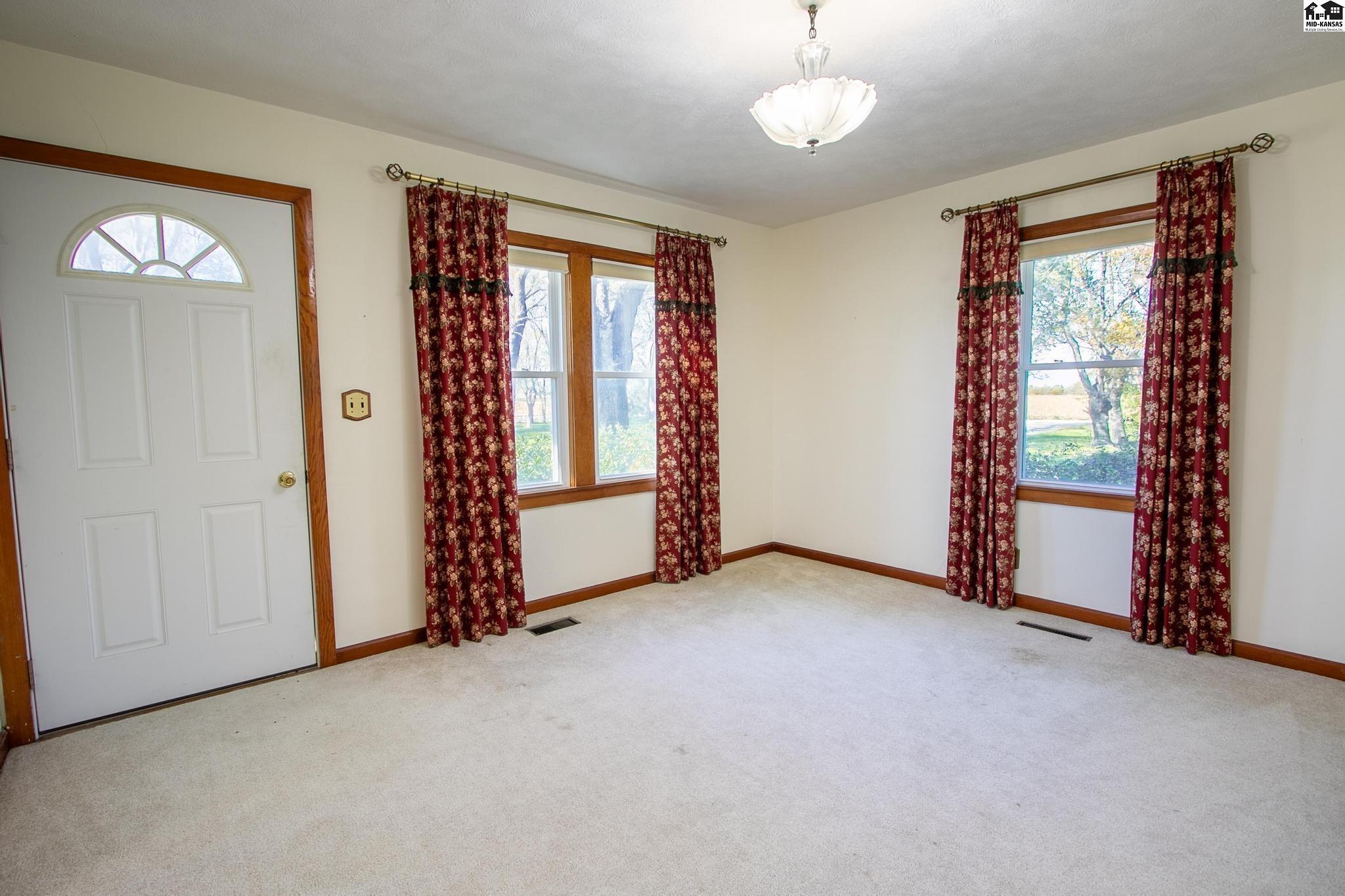 Newton, Kansas 67114, United States, 4 Bedrooms Bedrooms, ,2 BathroomsBathrooms,Residential,Active,241936