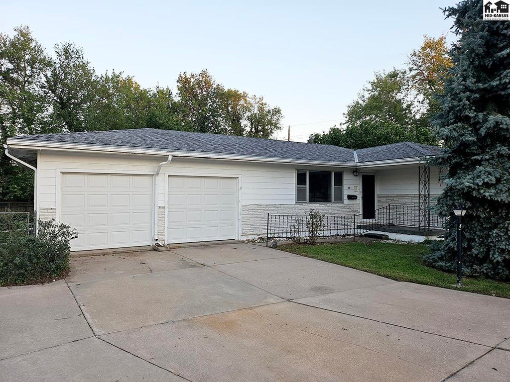 Photo of 606 Montezuma Ct, McPherson, KS 67460 (MLS # 55632)