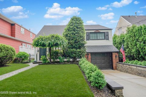 Photo of 12 Crafton Avenue, Staten Island, NY 10314 (MLS # 2502737)