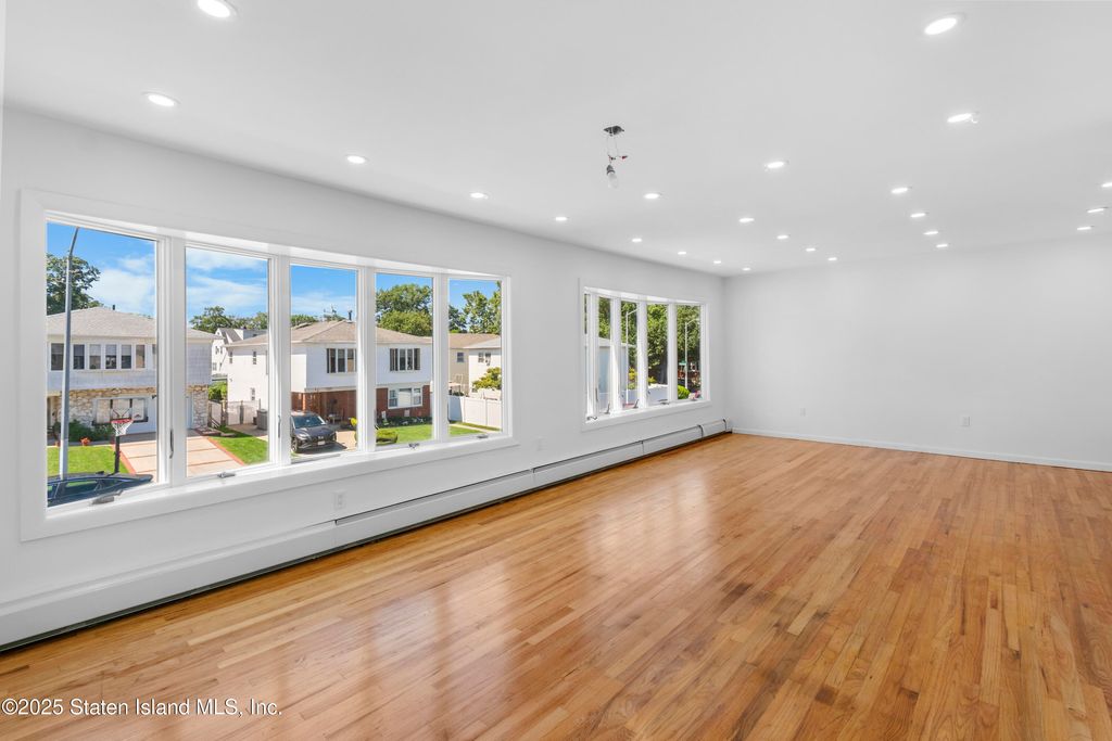 Photo of 75 Muller Avenue, Staten Island, NY 10314 (MLS # 2506448)