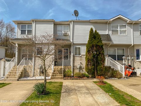 Photo of 171 Lorraine Loop, Staten Island, NY 10309 (MLS # 2401940)
