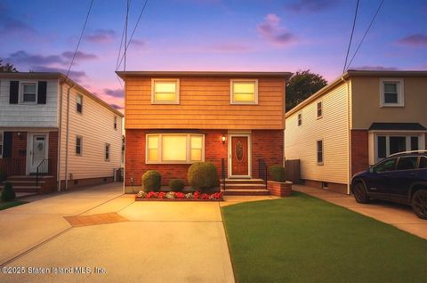 Photo of 99 Elmira Street, Staten Island, NY 10306 (MLS # 2502119)