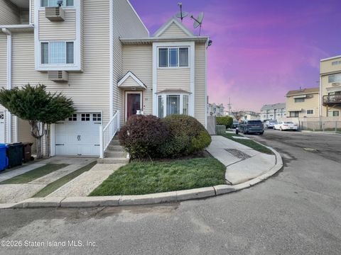Photo of 30 Northport Lane, Staten Island, NY 10314 (MLS # 2601822)