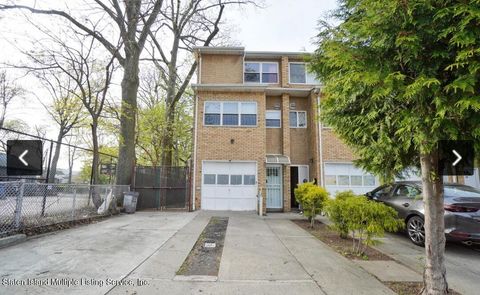 Photo of 127 Clifton Avenue, Staten Island, NY 10305 (MLS # 1162197)