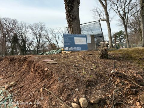 Photo of 2 Oak Tree Way, Staten Island, NY 10301 (MLS # 2601607)