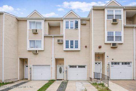 Photo of 36 Northport Lane, Staten Island, NY 10314 (MLS # 2600222)