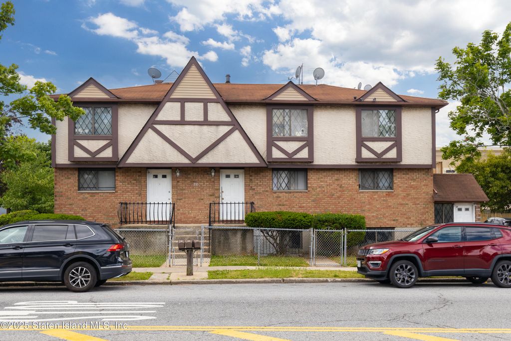Photo of 700 Travis Avenue, Staten Island, NY 10314 (MLS # 2505176)