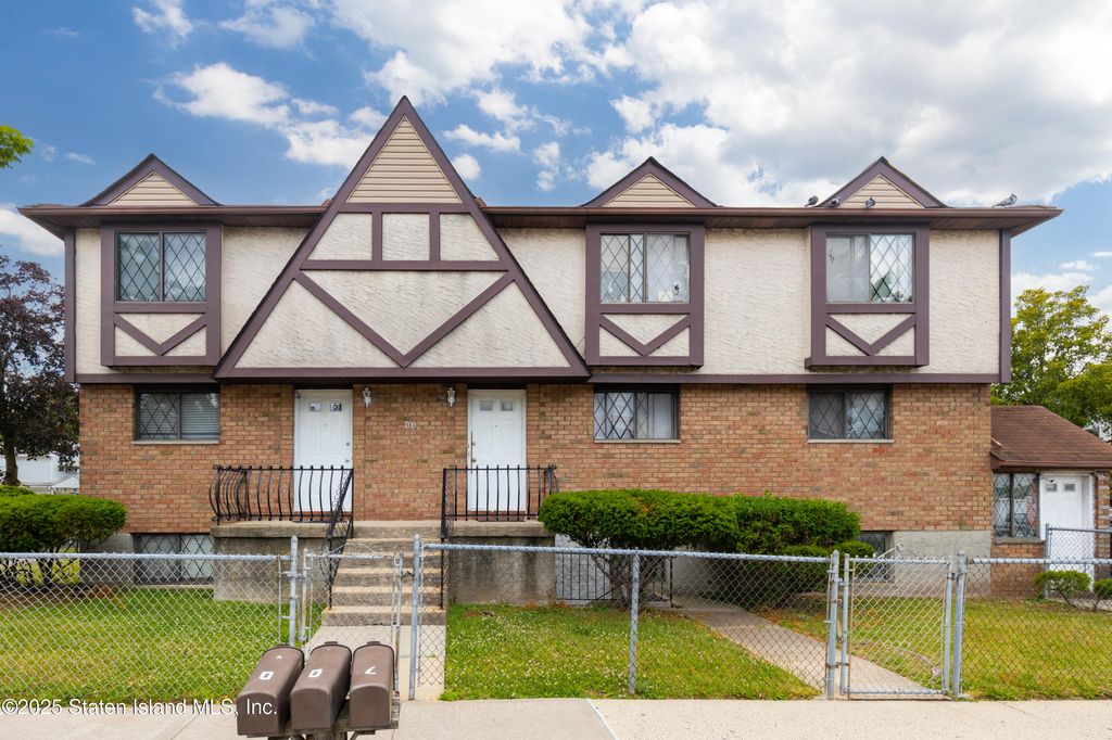 Photo of 700 Travis Avenue, Staten Island, NY 10314 (MLS # 2505176)