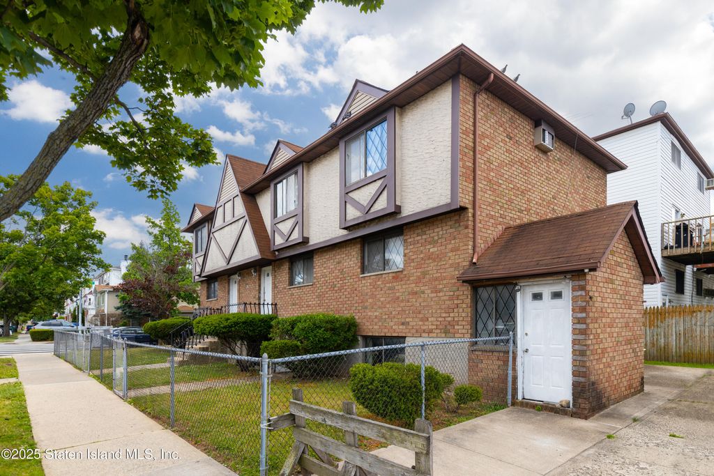 Photo of 700 Travis Avenue, Staten Island, NY 10314 (MLS # 2505176)