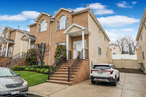 Photo of 69 El Camino Loop, Staten Island, NY 10309 (MLS # 2601343)