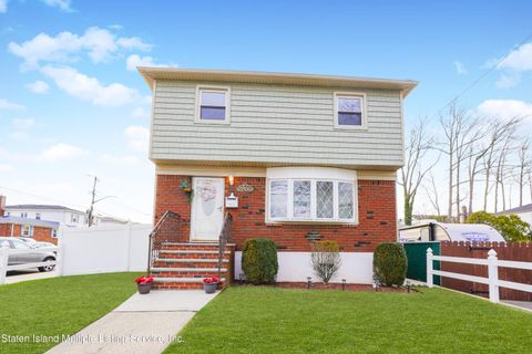 Photo of 2965 Amboy Road, Staten Island, NY 10306 (MLS # 2401399)