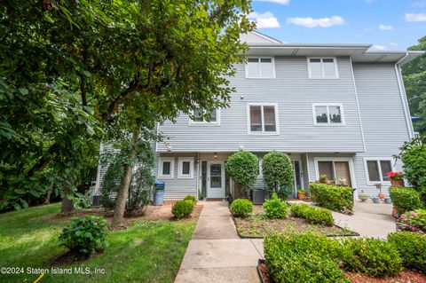 Photo of 192 Admiralty Loop, Staten Island, NY 10309 (MLS # 2405246)