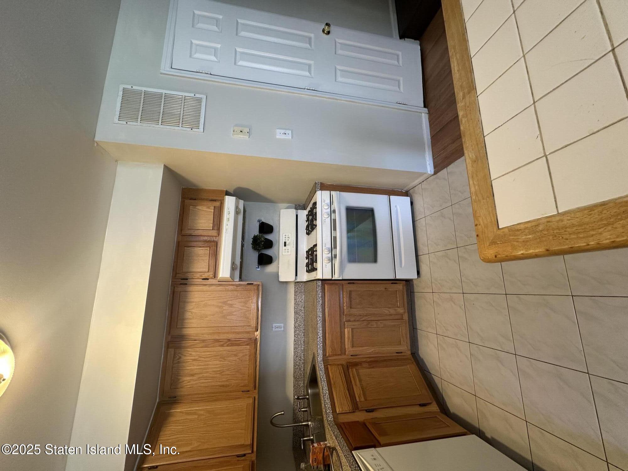 37 Susan Court, Staten Island, New York image 4