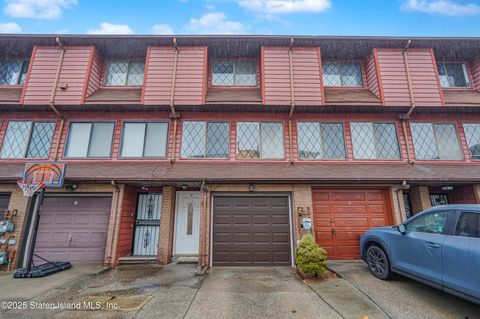 Photo of 9 Maryland Lane, Staten Island, NY 10305 (MLS # 2506615)
