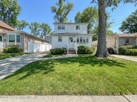 Photo of 37 Elmwood Avenue, Staten Island, NY 10308 (MLS # 2600457)