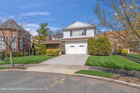 Photo of 141 Grymes Hill Road, Staten Island, NY 10301 (MLS # 1161355)