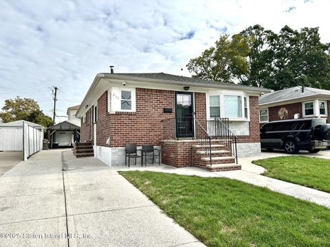 Photo of 211 Hull Avenue, Staten Island, NY 10306 (MLS # 2505590)