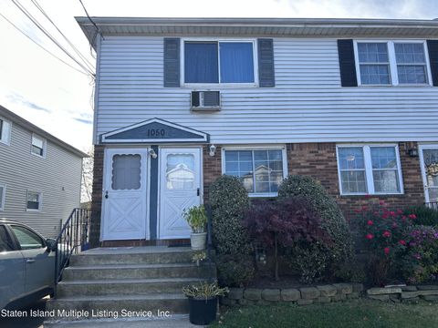 Photo of 1050 Rensselaer Avenue, Staten Island, NY 10309 (MLS # 1165454)