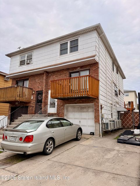 Photo of 401 Travis Avenue, Staten Island, NY 10314 (MLS # 2601392)