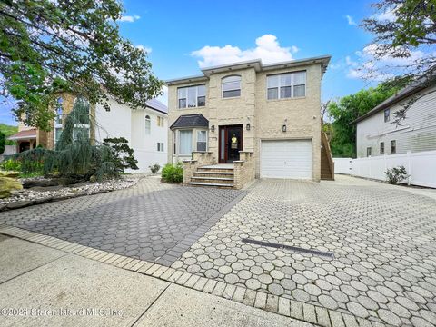 Photo of 155 Goff Avenue, Staten Island, NY 10309 (MLS # 2405591)