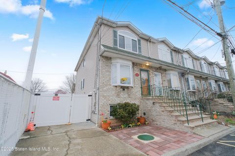 Photo of 25 Lyceum Court, Staten Island, NY 10310 (MLS # 2501854)