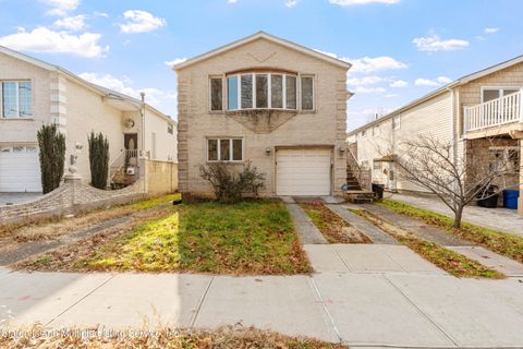Photo of 890 Westwood Avenue, Staten Island, NY 10314 (MLS # 1165788)