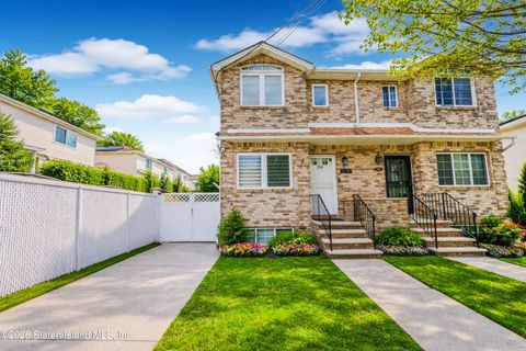 Photo of 234 Queen Street, Staten Island, NY 10314 (MLS # 2601831)