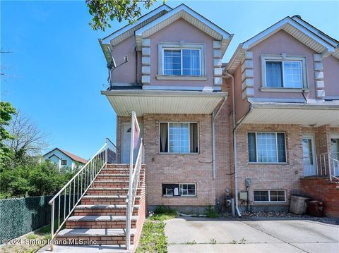 Photo of 38 Calcagno Court, Staten Island, NY 10314 (MLS # 2402581)