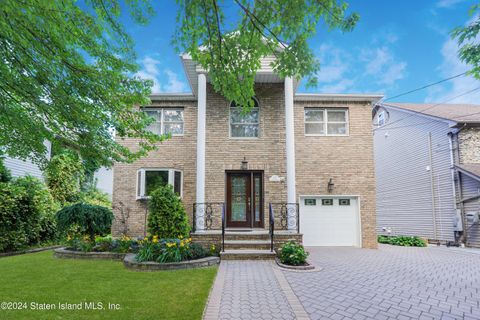 Photo of 145 Goff Avenue, Staten Island, NY 10309 (MLS # 2403228)