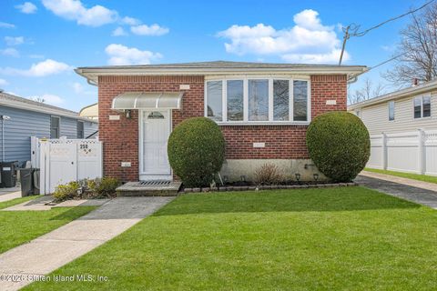 Photo of 258 Woods Of Arden Road, Staten Island, NY 10312 (MLS # 2601561)