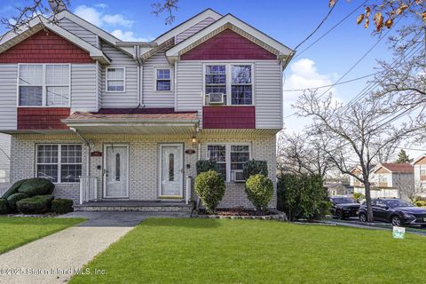 Photo of 490 Collfield Avenue, Staten Island, NY 10314 (MLS # 2507061)