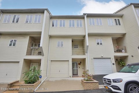 Photo of 28 Grasmere Court, Staten Island, NY 10305 (MLS # 1157443)