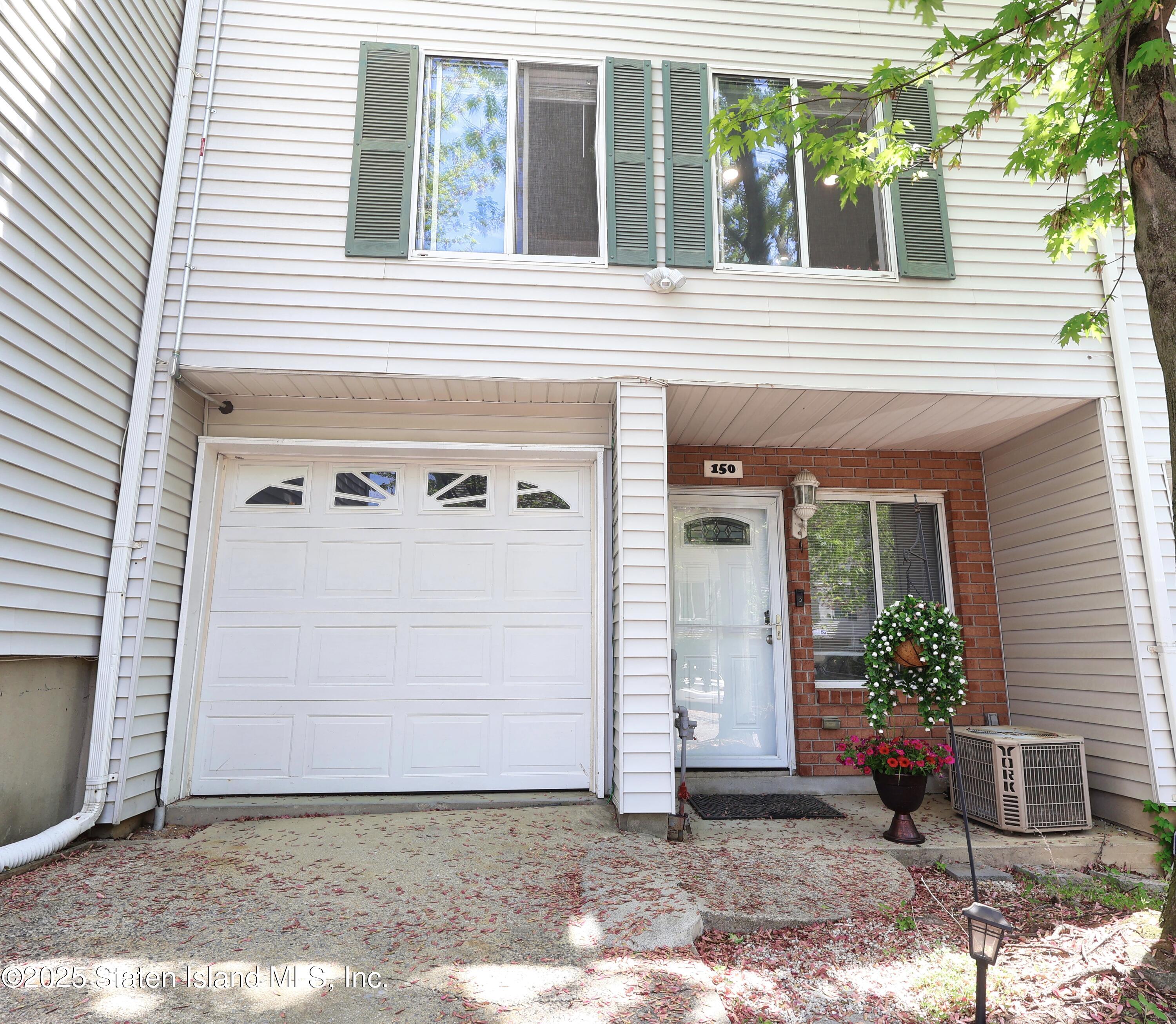150 Ilyssa Way, Staten Island, New York image 3