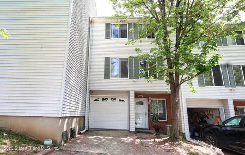 Photo of 150 Ilyssa Way, Staten Island, NY 10312 (MLS # 2502526)
