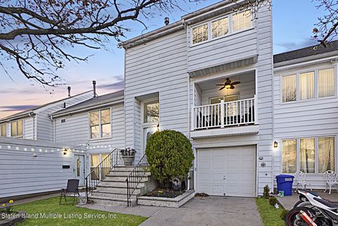 Photo of 257 Hampton Green, Staten Island, NY 10312 (MLS # 1160960)