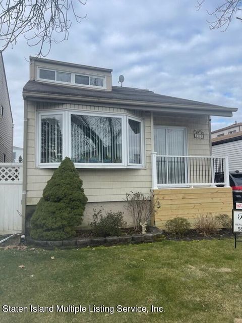 Photo of 6 Manchester Drive, Staten Island, NY 10312 (MLS # 2401151)