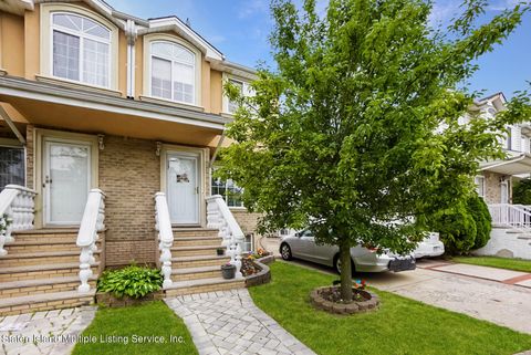 Photo of 117 Radford Street, Staten Island, NY 10314 (MLS # 1162737)