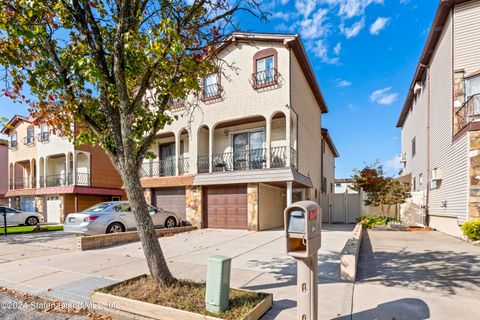 Photo of 64 Goller Place, Staten Island, NY 10314 (MLS # 2405809)