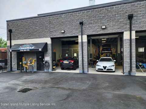 Photo of 95 Androvette Street, Staten Island, NY 10309 (MLS # 1164787)