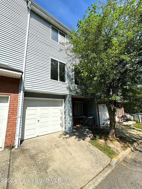 Photo of 688 Ilyssa Way, Staten Island, NY 10312 (MLS # 2403310)