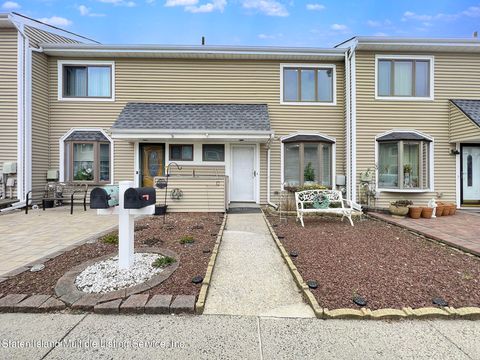 Photo of 17 Meadow Court, Staten Island, NY 10309 (MLS # 2401101)