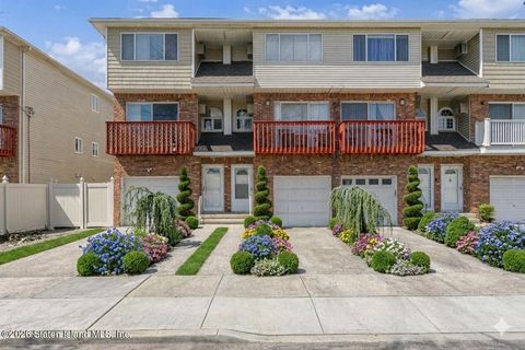 Photo of 210 Tennyson Drive, Staten Island, NY 10308 (MLS # 2601916)