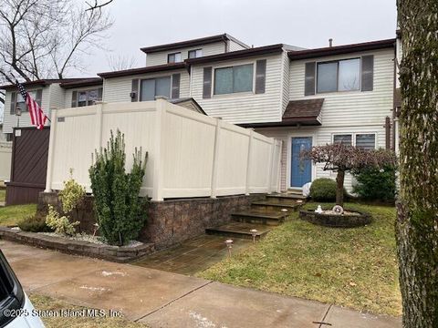 Photo of 39 Bunnell Court, Staten Island, NY 10312 (MLS # 2500334)