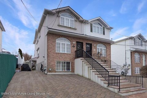 Photo of 582 Westwood Avenue, Staten Island, NY 10314 (MLS # 1160465)